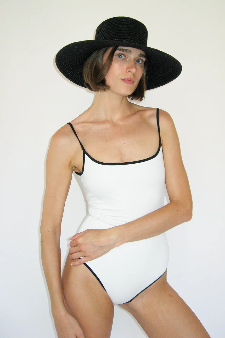 Medium Brim Flat Top Hat in Black Straw