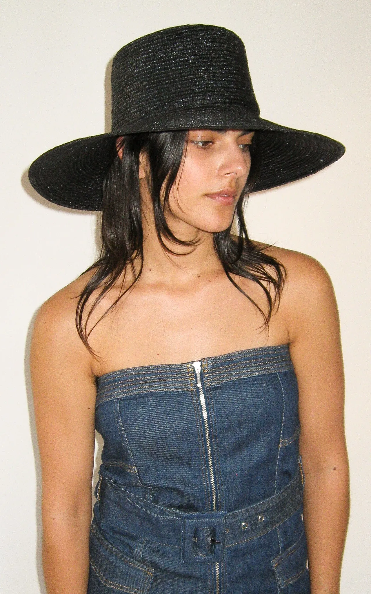 Medium Brim Flat Top Hat in Black Straw
