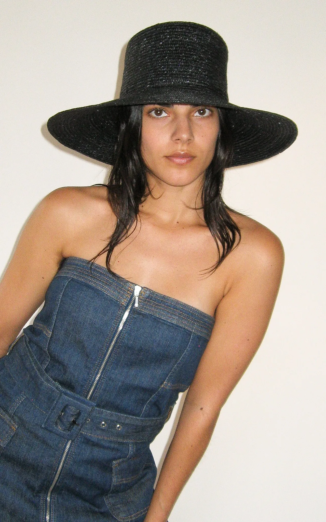 Medium Brim Flat Top Hat in Black Straw